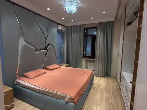 Хонаи 4-ҳуҷрагӣ, ошёнаи 7, 135 м², Хонаи матбуот